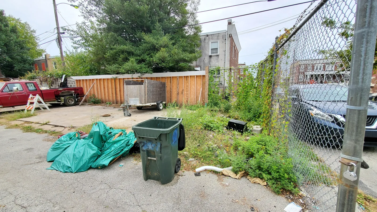 901 E 10th St before renovation, photo 1